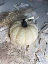 Lade das Bild in den Galerie-Viewer, Rapswachs Kürbis Kerze