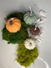 Lade das Bild in den Galerie-Viewer, Rapswachs Kürbis Kerze