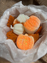Lade das Bild in den Galerie-Viewer, Glitter Pumpkin Fall Wax melts
