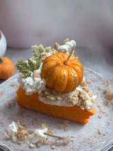 Lade das Bild in den Galerie-Viewer, Thanksgiving Pumpkin Cake

