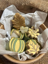 Lade das Bild in den Galerie-Viewer, Green Golden Fall Wax melts
